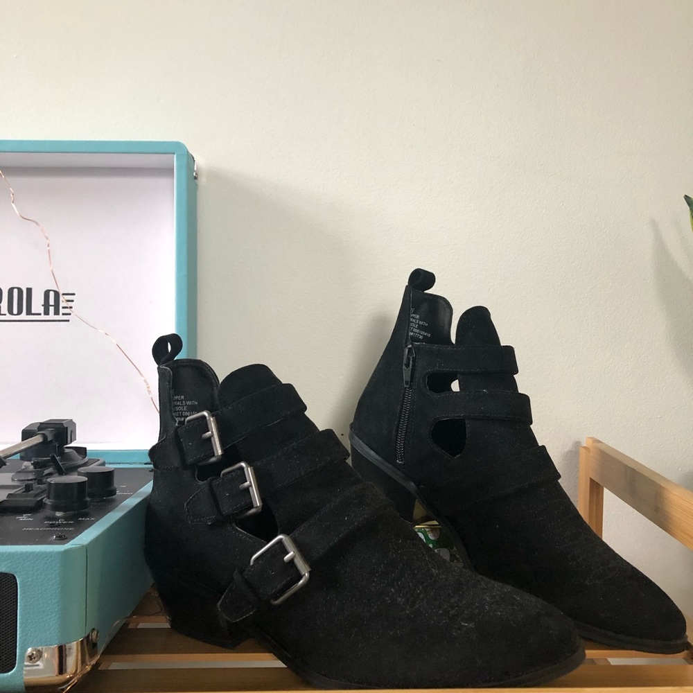 ❣️ 4/$20 - Black Western Cut Out Booties
